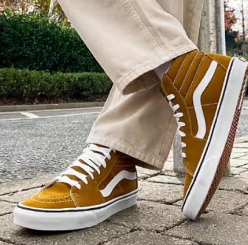 VANS SKATE Sk8-Hi. Golden Brown white striped canvas.